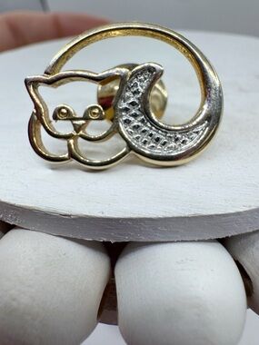 Avon Gold-Tone Cat curled up brooch lapel pin